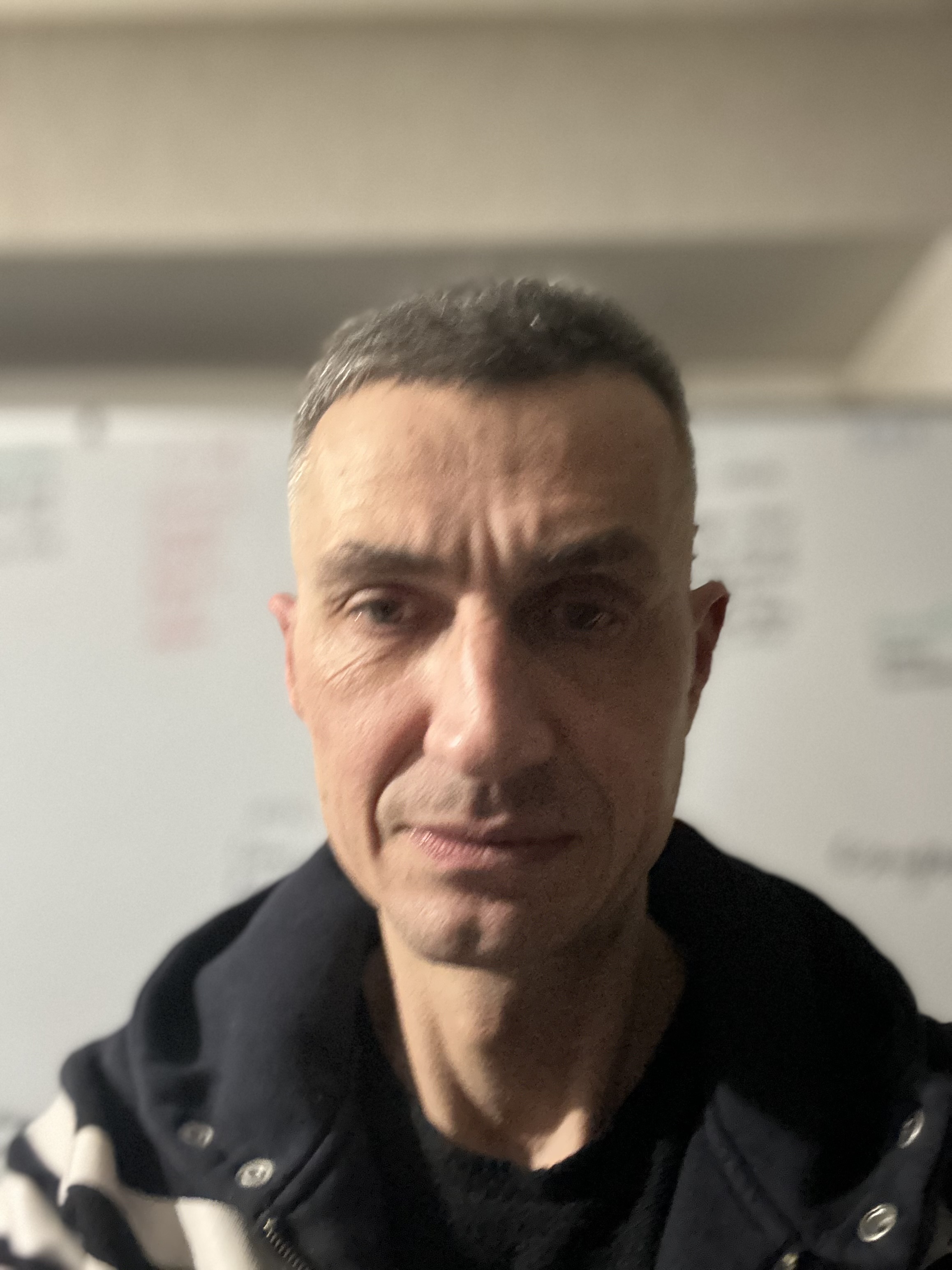 Взрослый, адекватный, с чувством юмора. Интересует лёгкое, взаимное и без напряга. Уважение и комфорт — обязательно.