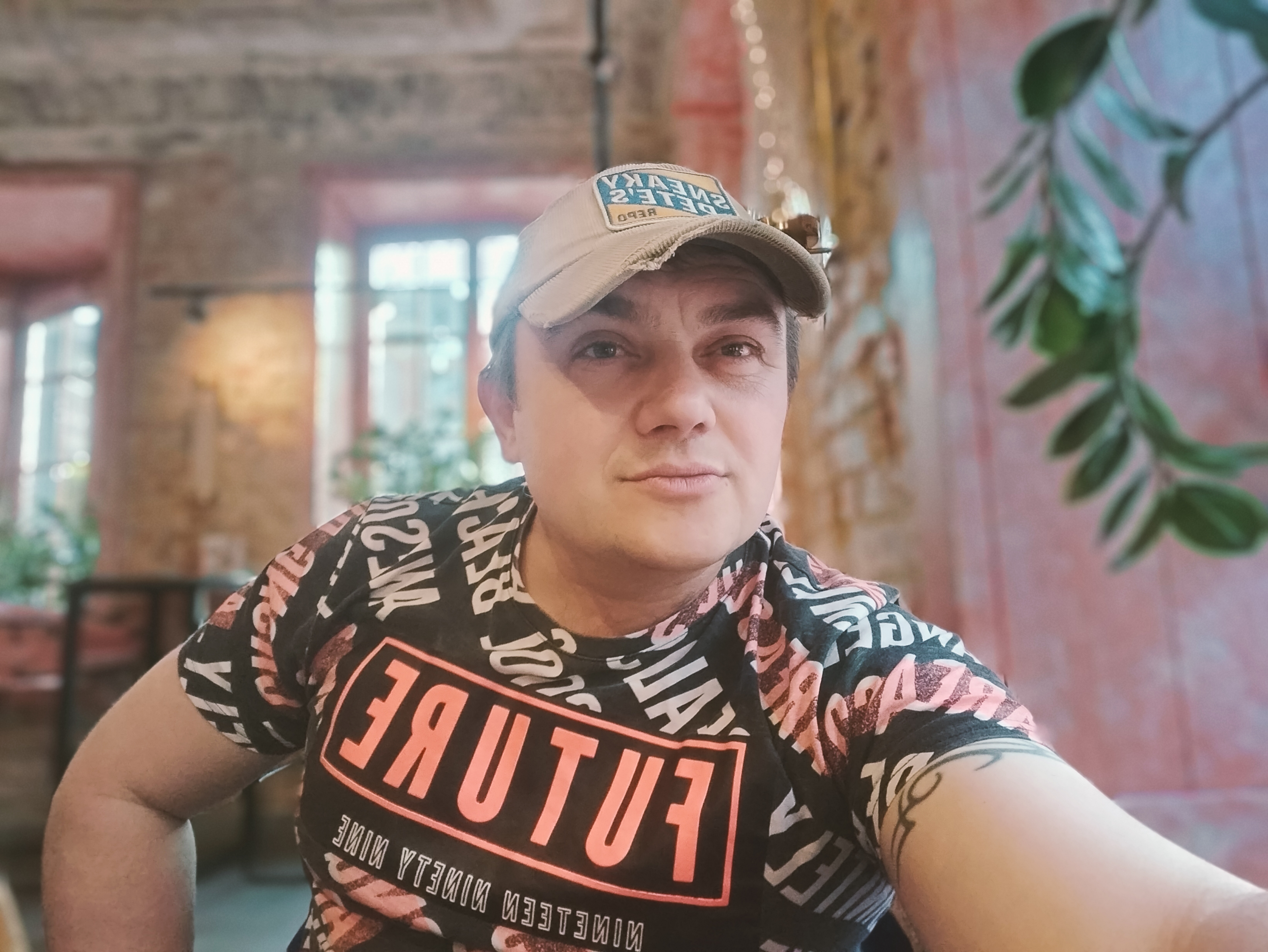 Самотній  бешкетник не палю не пью будівельник все під ключ