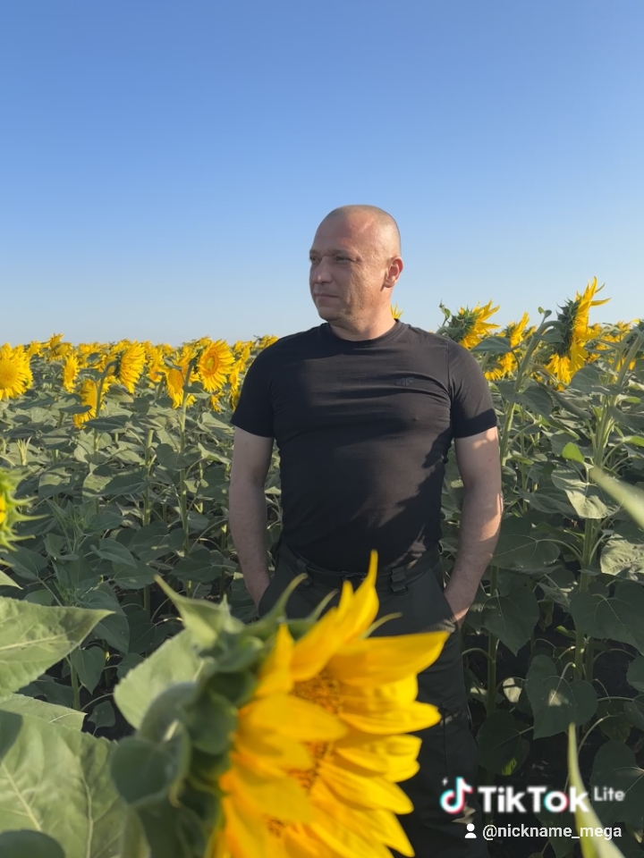 Шукаю жінку, для приємного спілкування. Обожнюю дарити тепло і ласку.